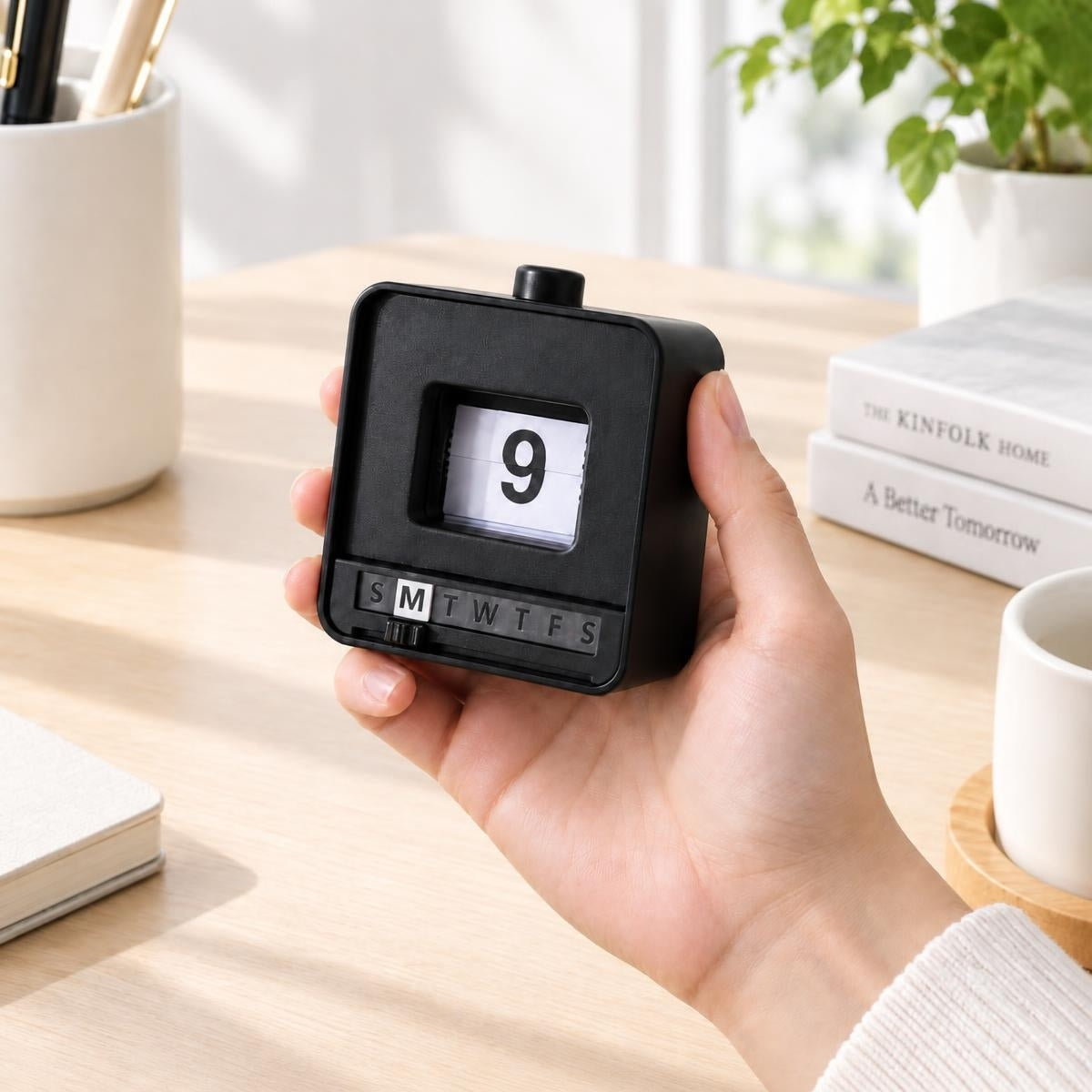 Manual mechanical flip calendar for home office and workspace